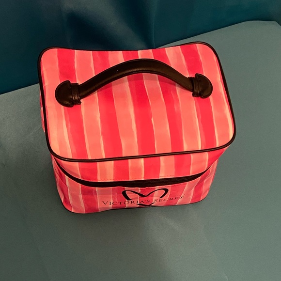 ❌SOLD❌Train Case - Picture 3 of 8